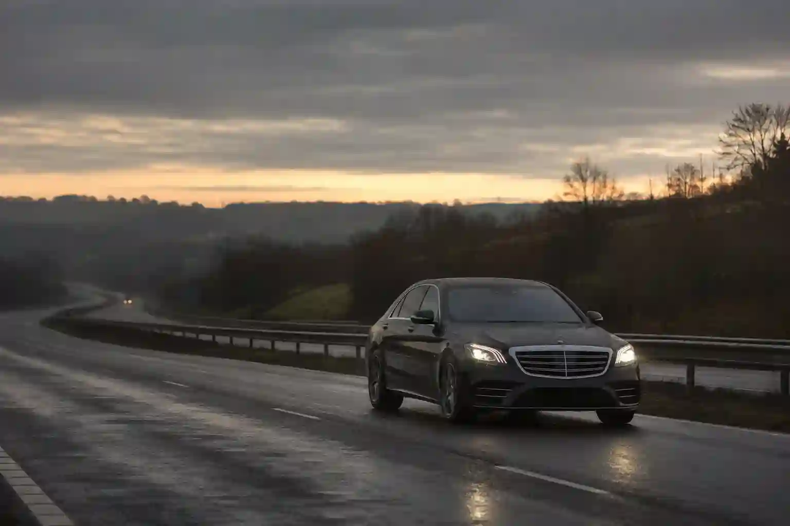 Long-distance executive travel with a chauffeur-driven vehicle